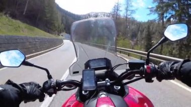 Snowy İsviçre Alpleri yakınlarındaki Güzel Manzara Dağ Yolu Üzerinde Motosikletli Rides