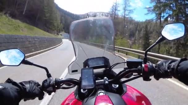 Motociclista cavalca su Beautiful Landscape Mountain Road vicino alle Alpi della Svizzera innevata — Video Stock