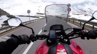 Motosikletçi İsviçre Alpleri yakınlarındaki Güzel Manzara Karlı Dağ Yolu 'nda