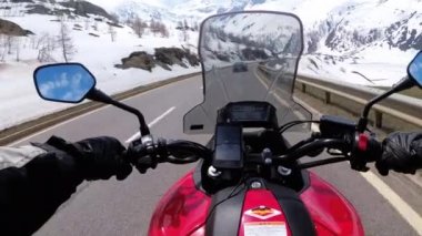 Bisikletçi İsviçre Alpleri yakınlarındaki güzel bir manzara Karlı Dağ Yolu üzerinde Rides. İsviçre.