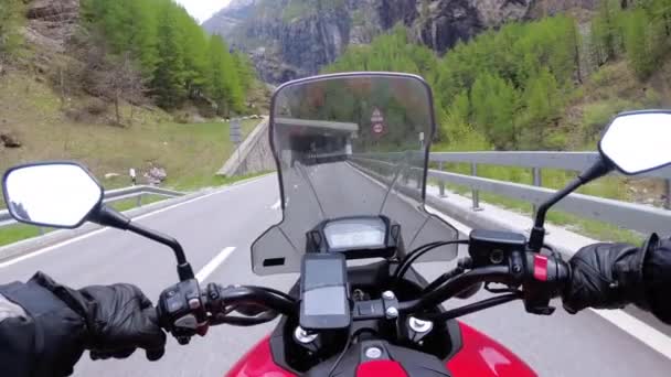 Motociclista en paseos en moto en un hermoso paisaje Mountain Road cerca de los Alpes suizos — Vídeos de Stock