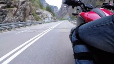 Doğal Dağ Eğrisi Road boyunca Motosikletli Rides. Yan görünüm. Pov.
