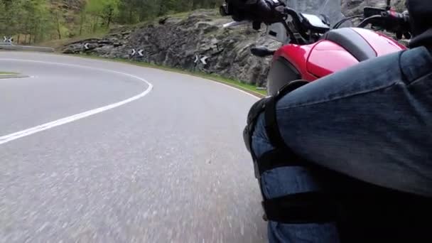 Motocyklista jezdí podél silnice na vyhlídkové horské zatáčce. Pohled ze strany. Pov. — Stock video