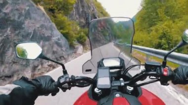 İtalya'da Güzel Bir Manzara Dağ Yolu Üzerinde Motosiklet Rides Motosikletli