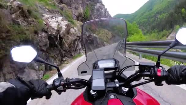 Μοτοσυκλετιστής σε βόλτες με μοτοσικλέτα σε ένα όμορφο ορεινό δρόμο για το τοπίο στην Ιταλία — Αρχείο Βίντεο