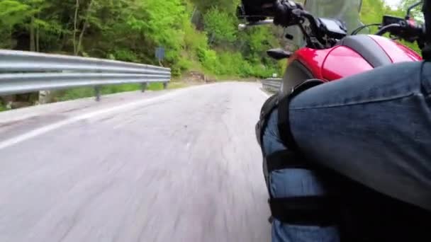 Motociclista Paseos a lo largo de la carretera Escenic Mountain Curve en Italia. Vista lateral. POV . — Vídeo de stock