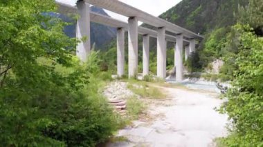 Dağlarda Beton Sütunlar Üzerinde Beton Karayolu Viyadüğü Havadan Görünümü