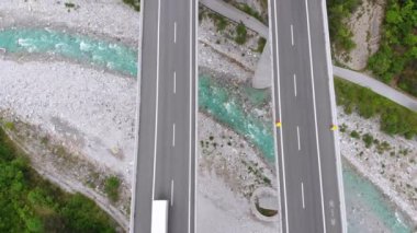 Multilane Karayolu ve Tünel ile Viyadüğü Havadan Üst görünümü. Dağlarda Köprü trafiği