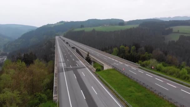 Vista aérea del viaducto de la autopista sobre pilares de hormigón en las montañas — Vídeos de Stock