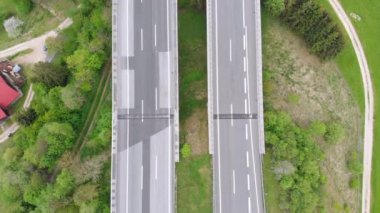 Dağlarda Multilane Trafik ile Karayolu Viyadüğü Havadan Üst görünümü. Avusturya'da Autobahn