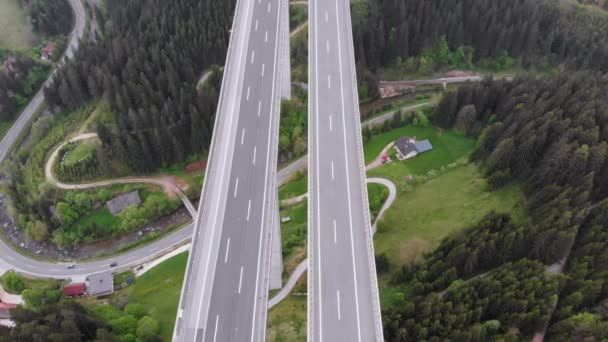 Vista superior aérea del viaducto de la autopista con tráfico de varios carriles en las montañas. Autobahn en Austria — Vídeo de stock