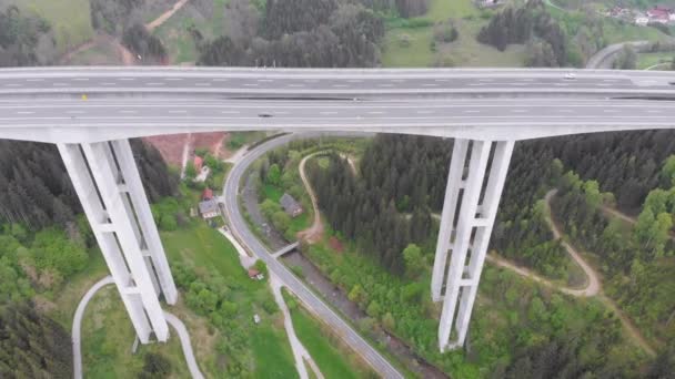 山の交通量を持つコンクリート柱上の高速道路高架橋の航空写真 — ストック動画