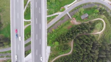 Dağlarda Multilane Trafik ile Karayolu Viyadüğü Havadan Üst görünümü. Avusturya'da Autobahn