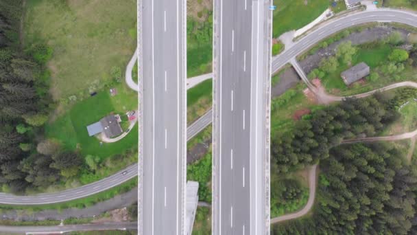 Antenn topputsikt över motorväg viadukten med Multilane trafik i bergen. Autobahn i Österrike — Stockvideo