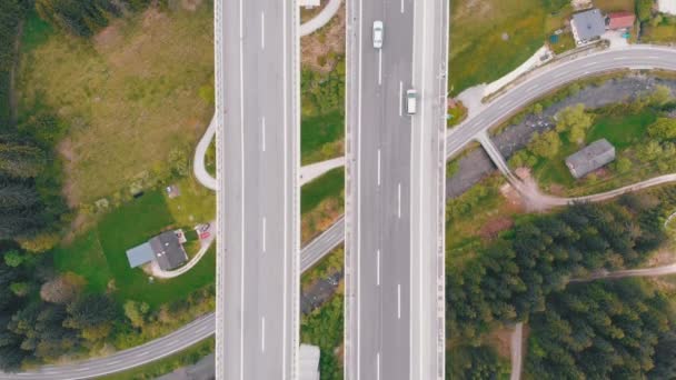 Vista superior aérea del viaducto de la autopista con tráfico de varios carriles en las montañas. Autobahn en Austria — Vídeo de stock