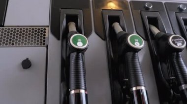 Bir benzin istasyonunda başka benzin silah. Gaz yakıt pompa meme.