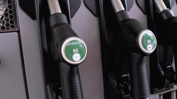 汽油或加油站加油站燃气泵喷嘴。不同的汽油枪 — 图库视频影像