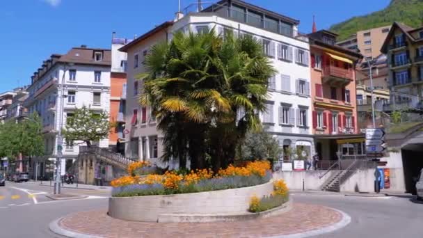 Belles maisons suisses colorées et carrefour de ronds-points et lit de fleurs dans le centre de la petite ville — Video