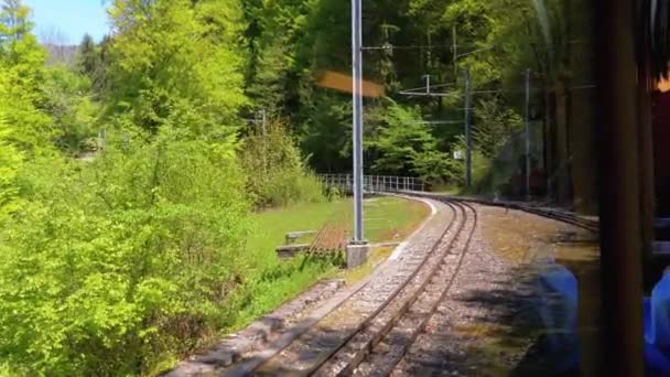 Cogwheel Train in Mountains. Comboio em Steep Mountains Driving Uphill. Suíça, Montreux, Rochers-de-Naye . — Vídeo de Stock