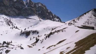 Karlı İsviçre Alpleri'nde hareket eden bir dağ treninin pencere görünümü. Montrö Şehri.