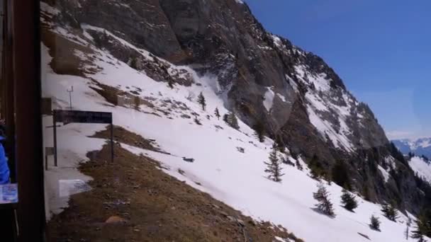 Raam zicht op een rijdende bergtrein op de besneeuwde Alpen van Zwitserland. Montreux City. — Stockvideo