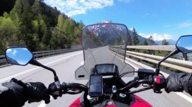 Snowy İsviçre Alpleri yakınlarındaki Güzel Manzara Dağ Yolu Üzerinde Motosikletli Rides