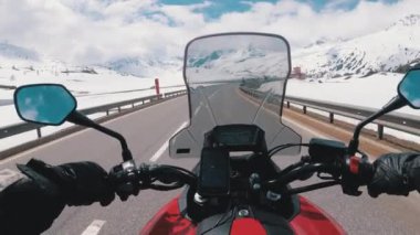 Bisikletçi İsviçre Alpleri yakınlarındaki güzel bir manzara Karlı Dağ Yolu üzerinde Rides. İsviçre.