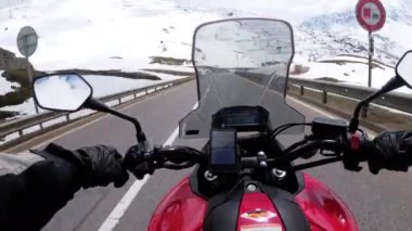 Bisikletçi İsviçre Alpleri yakınlarındaki güzel bir manzara Karlı Dağ Yolu üzerinde Rides. İsviçre.