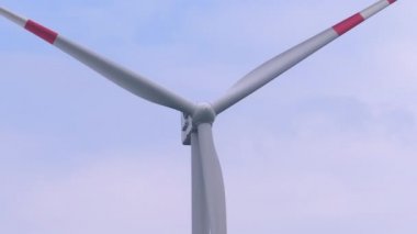 Mavi Gökyüzüne Karşı Rüzgar Türbinleri. Avusturya.