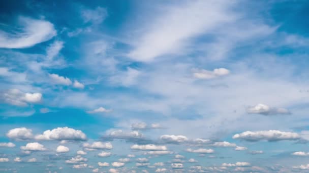 Las nubes se mueven suavemente en el cielo azul. Cronograma — Vídeos de Stock