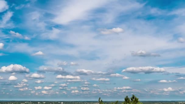 Campos de paisaje y nubes en movimiento en el cielo azul. Timelapse. Increíble valle rural. Ucrania — Vídeos de Stock