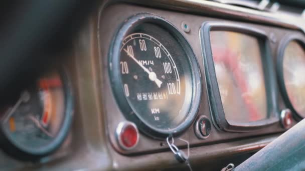 Oude truck dashboard, snelheidsmeter en andere indicatoren. Vintage militair voertuig — Stockvideo