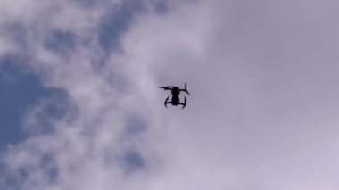 Havada Uçan Bulutlarla Mavi GökyüzüNün Arka Planı Üzerine Bir Drone Silueti