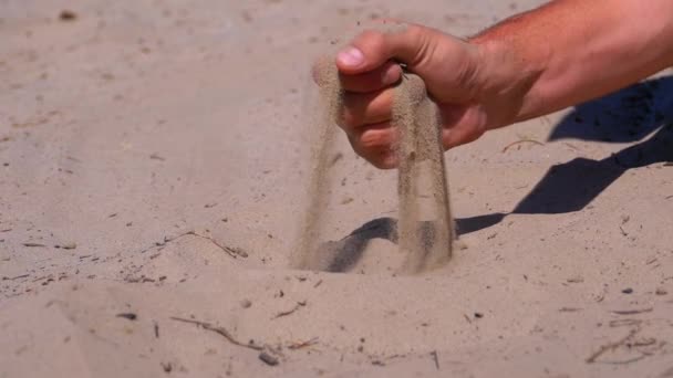 Η άμμος πέφτει από το χέρι ενός ανθρώπου στην παραλία σε αργή κίνηση. Βρώμικη άμμος στο χέρι των αντρών — Αρχείο Βίντεο