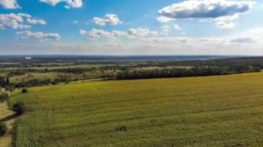 Uçan Bir Drone'dan Gökyüzünde Hareketli Bulutlarla Köy ve Küçük Evlerin Hiperlapse'si