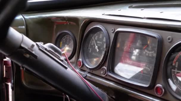 古いトラックダッシュボード、スピードメーター、およびその他のインジケータ。ヴィンテージ軍用車両 — ストック動画