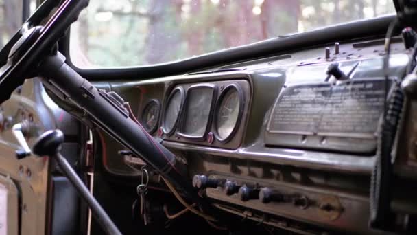 Old Truck Dashboard, prędkościomierz i inne wskaźniki. Rocznika pojazd wojskowy — Wideo stockowe