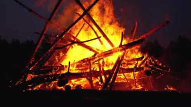 Ormanda Gece Kütükleri Yanıklar Büyük Kamp Ateşi