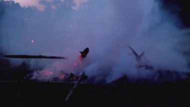 Yavaş Çekimde Gece Bir Firehose tarafından Su ile Büyük Bir Yangın Söndürmek