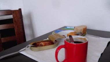 Bekarlar Kahvaltısı. Erkek El Bir Tabak üzerinde Haşlanmış Yumurta Lays