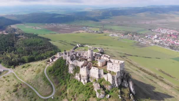 Вид з повітря на Списький град. Словакія. Руїни кам'яного замку на пагорбі — стокове відео