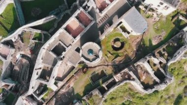 Spissky Hrad'ın havadan görünümü. Slovakya. Tepedeki Taş Kale Harabeleri