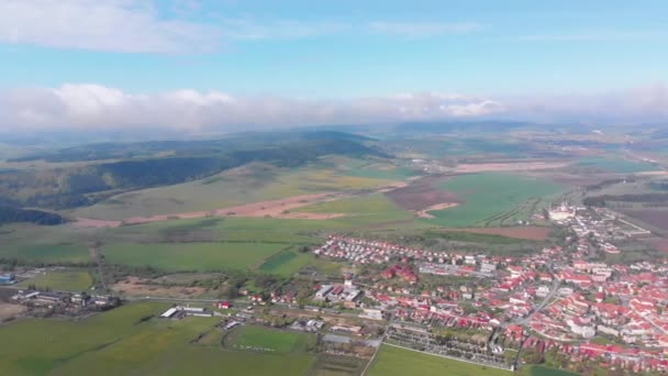 Drohnenaufnahme eines Dorfes oder einer Kleinstadt in der Nähe der Burg Spissky. Slowakei — Stockvideo