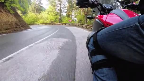 摩托车手沿着风景秀丽的山间曲线路行驶。侧视图。Pov. — 图库视频影像
