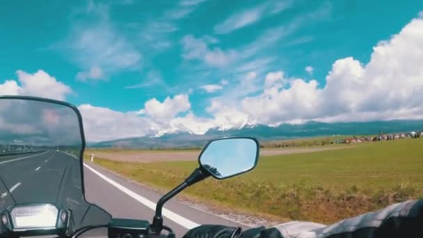 Motorrijder Riding op Scenic Highway in de buurt van Tatras Mountain. Zicht van achter het stuur — Stockvideo