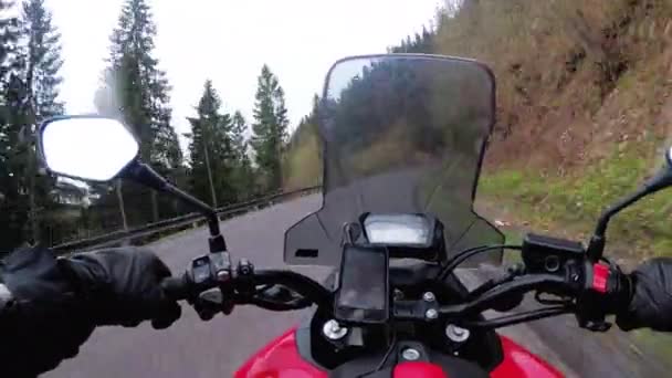 Motociclista Passeios em uma estrada de montanha em mau tempo, tempestade, chuva e nevoeiro. VPO . — Vídeo de Stock