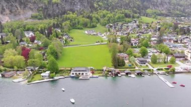 Avusturya, Alpler'deki House of Resort Town ile Wolfgangsee Dağı'nın havadan görünümü