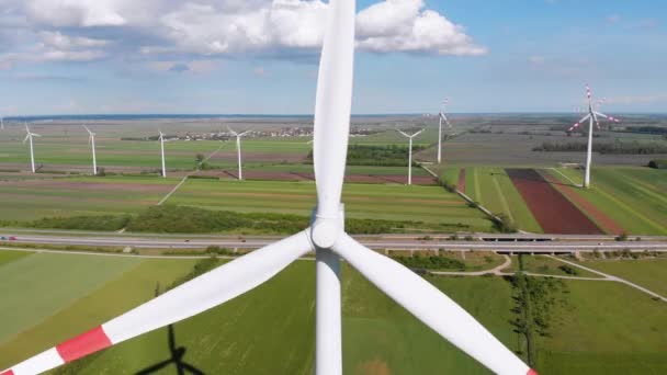 Widok z lotu ptaka na farmę turbin wiatrowych i pola rolne. Austria. — Wideo stockowe