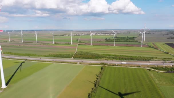 フィールド内の風力タービンファームの空中ビュー。オーストリア。エネルギー生産に関するドローンの見解 — ストック動画