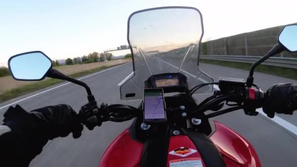 Motorcyclist Rides on the Autobahn di High Speed. Lihat dari balik Roda — Stok Video